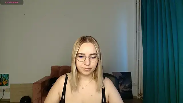 Snapshot of HillaryWong chatting on November 17, 2025, 6:52 am HillaryWong online show from November 17, 2025, 6:52 am