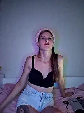 carolinakis  online show from November 21, 2025, 8:40 pm