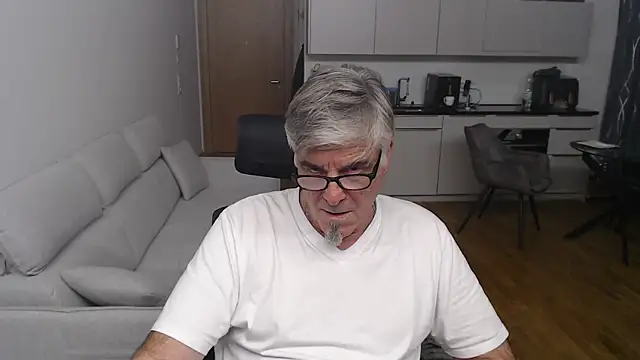 Buidapest online show from April 1, 2026, 9:01 pm