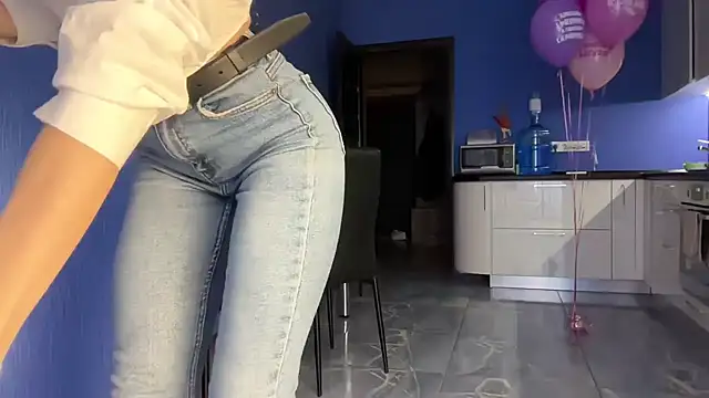 Jolienne online show from December 5, 2025, 4:14 pm