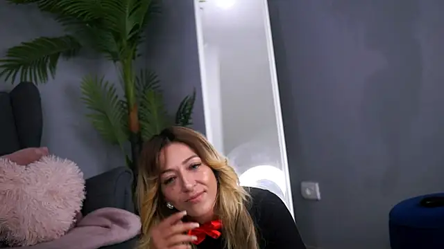 JuliaHyde online show from November 26, 2025, 3:18 am