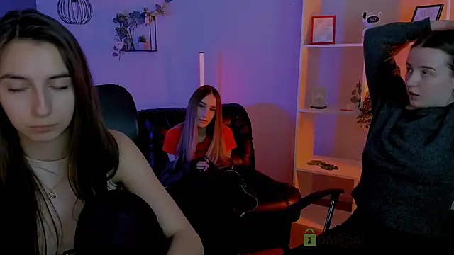  kellykitten  online show from April 15, 2026, 3:30 pm