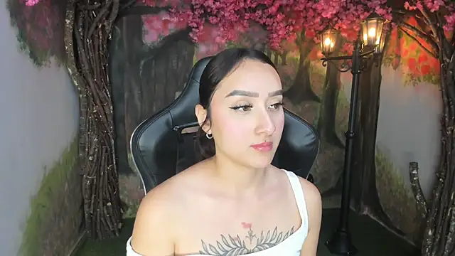 HorneyyQueen online show from November 17, 2025, 4:57 pm