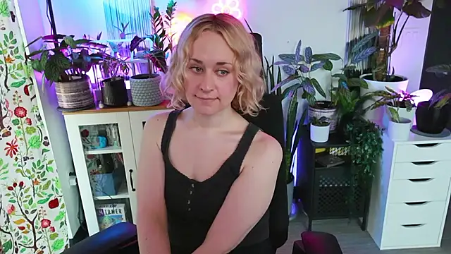 xzoeyryanx online show from February 4, 2026, 9:31 pm