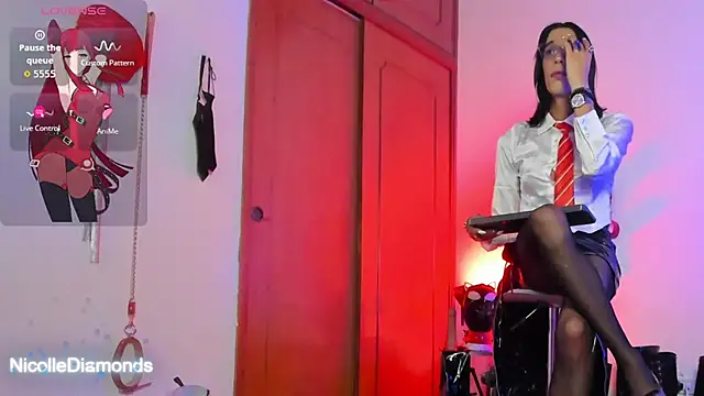 NicolleDiamondss online show from November 19, 2025, 4:40 pm