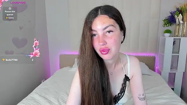 LiraRevery online show from June 11, 2026, 11:47 pm