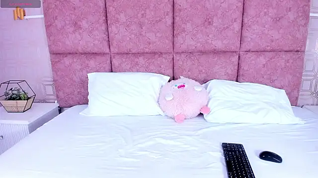 NathalieRoss1 online show from January 7, 2026, 10:12 pm