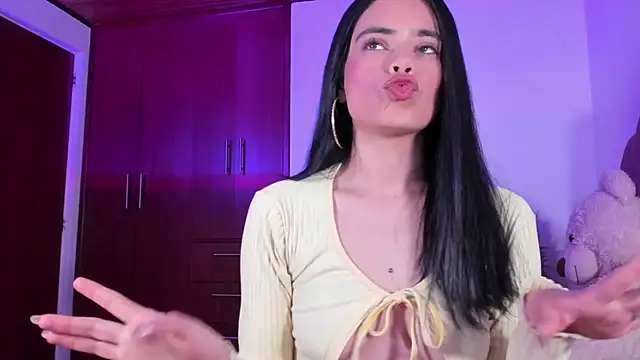 BelleVaal online show from November 25, 2025, 3:39 am