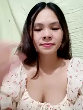 quynhquynh  online show from November 26, 2025, 3:24 pm