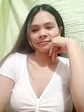 quynhquynh  online show from December 14, 2025, 2:44 pm