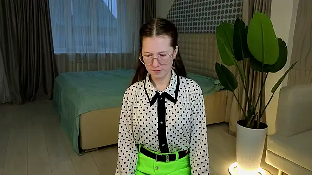 MiraFenech online show from December 3, 2025, 5:26 am