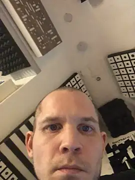 Spielzeugtwink online show from April 3, 2026, 3:32 pm