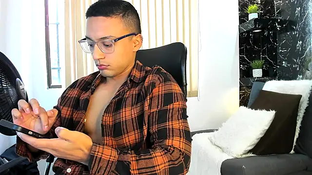 Snapshot of thomas_scot1 chatting on November 21, 2025, 1:21 pm thomas scot1 online show from November 21, 2025, 1:21 pm