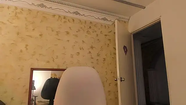 KENIA DAVIS online show from December 1, 2025, 3:44 am