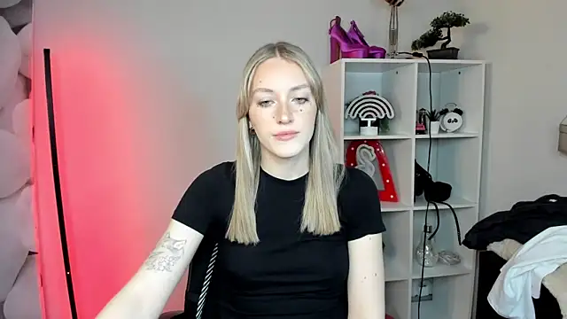 EvelynBlond online show from February 3, 2026, 1:27 pm