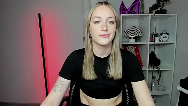 EvelynBlond online show from March 2, 2026, 7:15 am