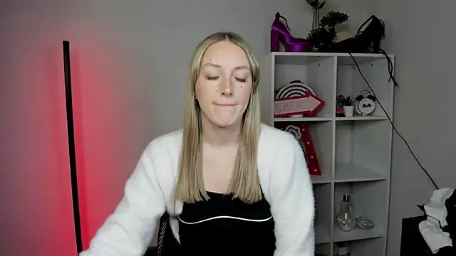 EvelynBlond online show from March 23, 2026, 1:26 pm