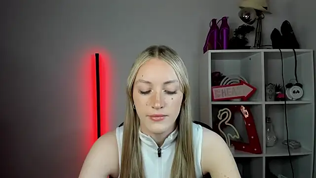 EvelynBlond online show from May 26, 2026, 12:34 pm