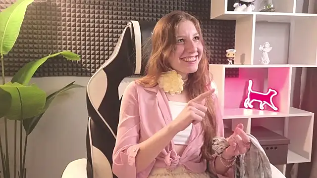 HazeLuneth online show from February 12, 2026, 8:42 am