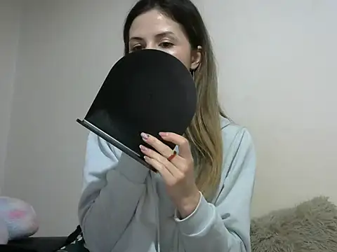 Snapshot of Erii18 chatting on November 22, 2025, 2:16 pm Erii18 online show from November 22, 2025, 2:16 pm