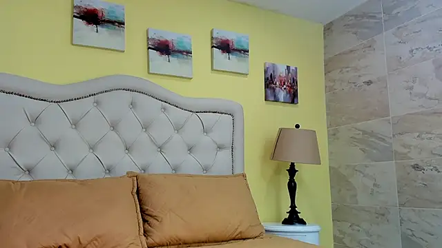 molly madisson  online show from December 4, 2025, 5:43 pm