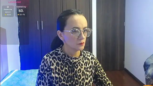 Juliana  lx online show from November 26, 2025, 1:23 pm