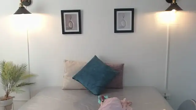 Juliana  lx online show from April 14, 2026, 2:01 pm