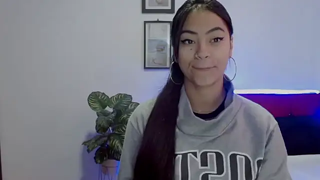 Juliana  lx online show from April 15, 2026, 2:02 pm