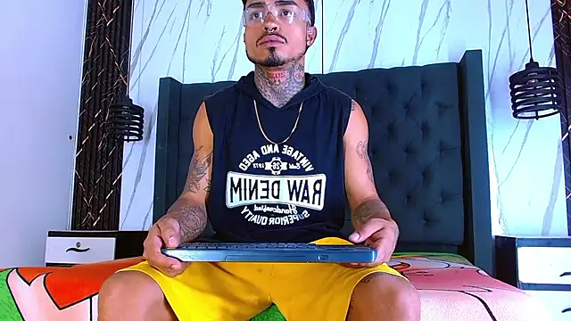 Hot Latino x online show from January 13, 2026, 12:43 pm