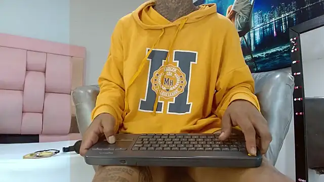 Hot Latino x online show from April 1, 2026, 12:28 pm