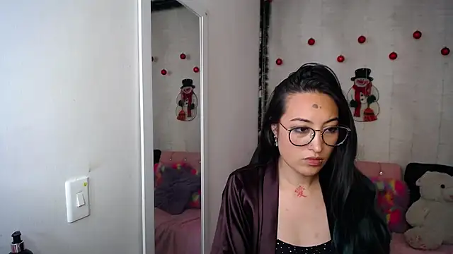 LunaAponte online show from January 14, 2026, 11:42 pm