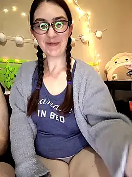 LaylaLucis online show from March 27, 2026, 4:18 am