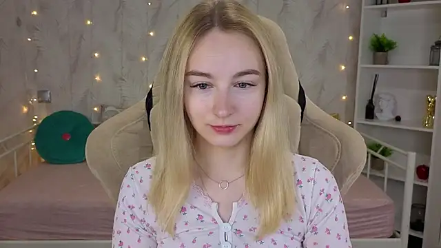 Snapshot of Shy_Polly chatting on July 17, 2026, 12:06 am Shy Polly online show from July 17, 2026, 12:06 am