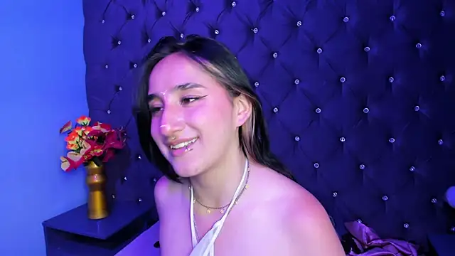 CharlotteStuart online show from April 4, 2026, 4:11 am