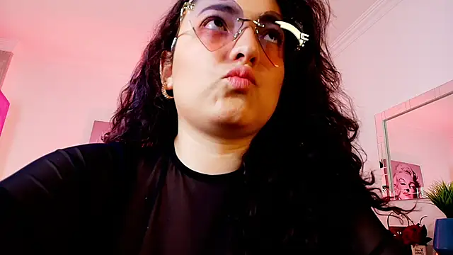 Snapshot of Roxxie_saenz__ chatting on November 25, 2025, 11:21 am Roxxie saenz online show from November 25, 2025, 11:21 am