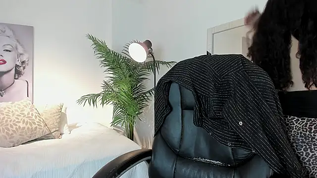 Snapshot of Roxxie_saenz__ chatting on November 27, 2025, 11:01 am Roxxie saenz online show from November 27, 2025, 11:01 am