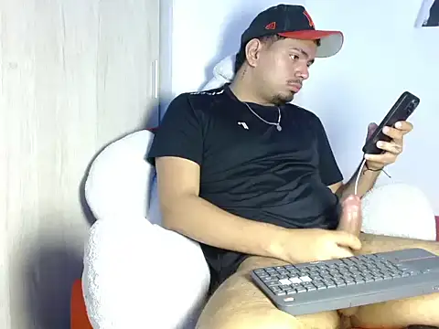 Snapshot of Henry_villa23 chatting on February 11, 2026, 4:17 am Henry villa23 online show from February 11, 2026, 4:17 am