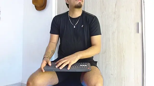 Snapshot of Henry_villa23 chatting on March 2, 2026, 4:25 am Henry villa23 online show from March 2, 2026, 4:25 am