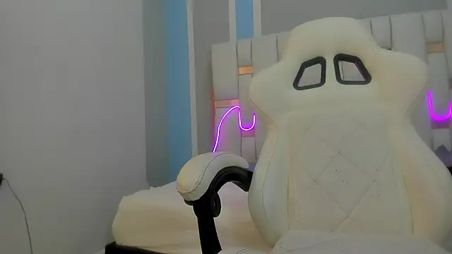 mask red girl online show from February 11, 2026, 12:32 pm