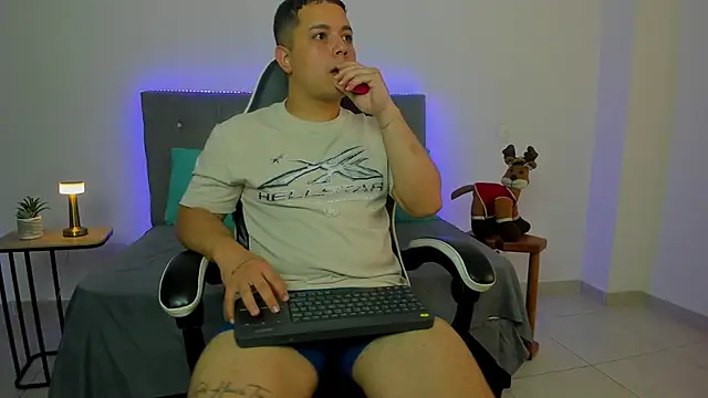 Snapshot of bry_hill chatting on November 27, 2025, 1:24 pm bry hill online show from November 27, 2025, 1:24 pm