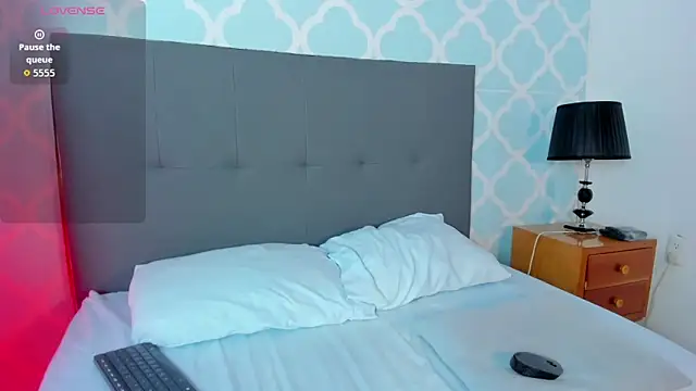 lindaa natashaa  online show from December 20, 2025, 2:29 am