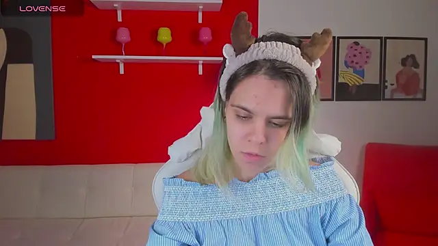 LiraBelle online show from December 4, 2025, 3:16 am