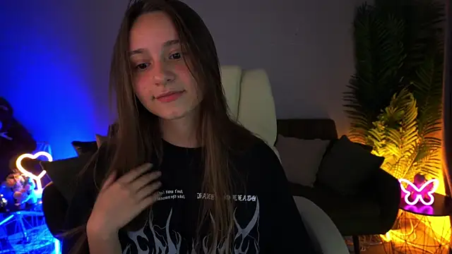 Snapshot of TinyNatalie chatting on July 10, 2026, 8:22 pm TinyNatalie online show from July 10, 2026, 8:22 pm