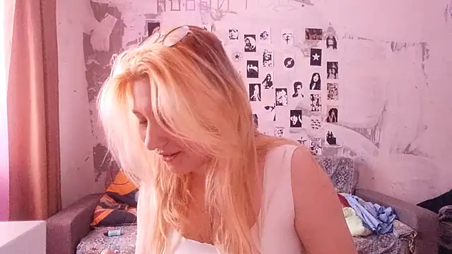 BirgitLanghorn online show from November 24, 2025, 10:37 am