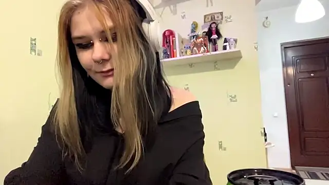 Snapshot of TraceeSchutt chatting on December 18, 2025, 1:06 pm TraceeSchutt online show from December 18, 2025, 1:06 pm