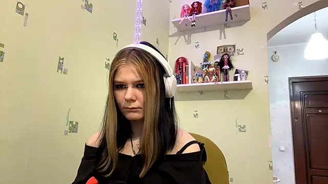 Snapshot of TraceeSchutt chatting on December 21, 2025, 1:18 pm TraceeSchutt online show from December 21, 2025, 1:18 pm