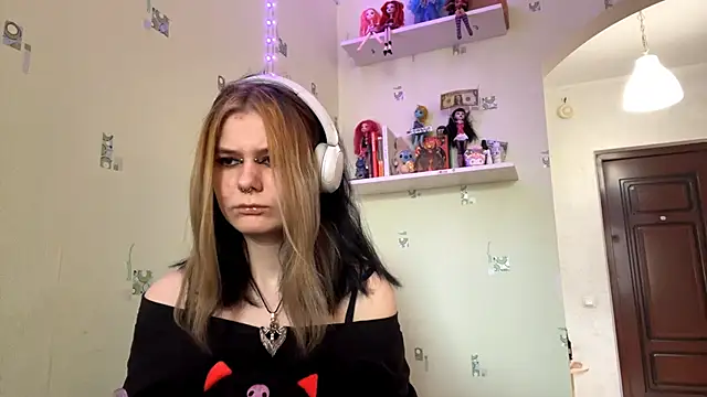 Snapshot of TraceeSchutt chatting on December 22, 2025, 1:08 pm TraceeSchutt online show from December 22, 2025, 1:08 pm