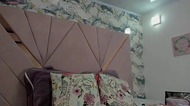 thalia nichols online show from April 6, 2026, 8:10 pm