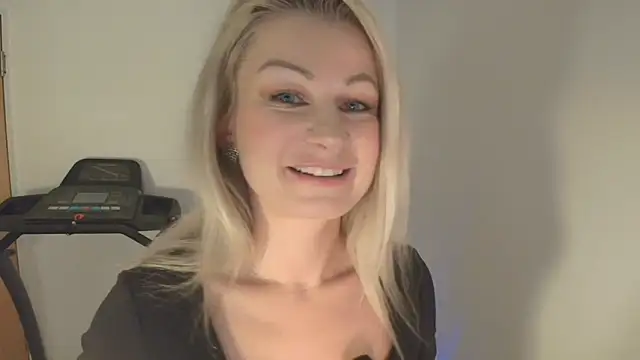 Snapshot of Sweet_Eira chatting on January 18, 2026, 4:00 pm Sweet Eira online show from January 18, 2026, 4:00 pm