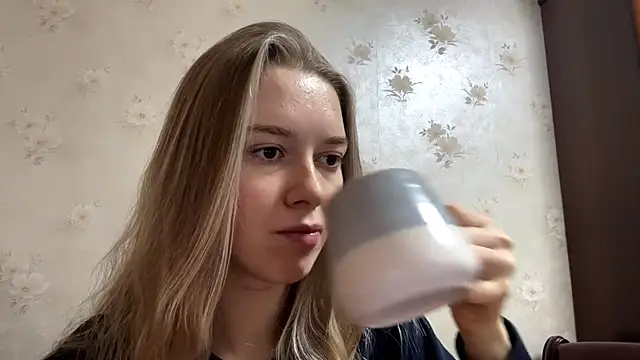 MichikoWienandt online show from November 28, 2025, 5:32 am